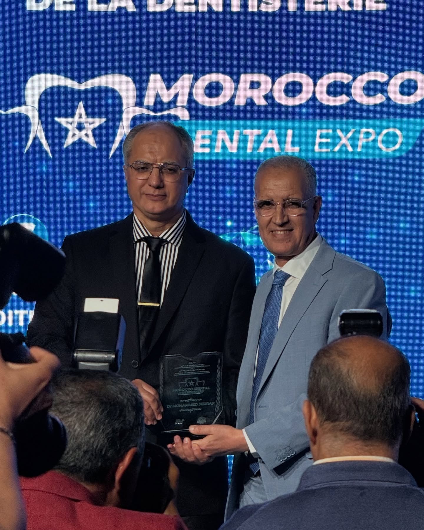 Le Dr Mohammed Jerrar recevant une distinction